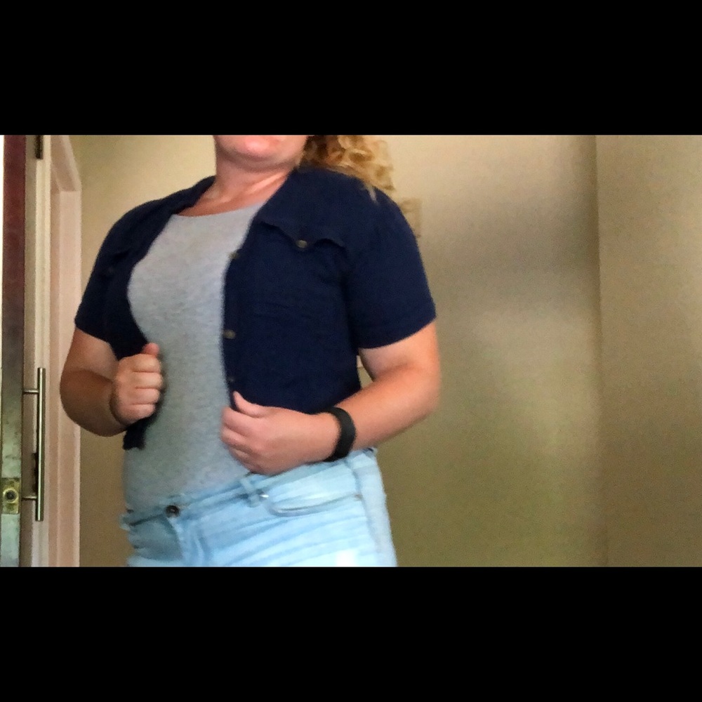 ✨ Cropped button-up tee ✨ - Picture 4 of 4